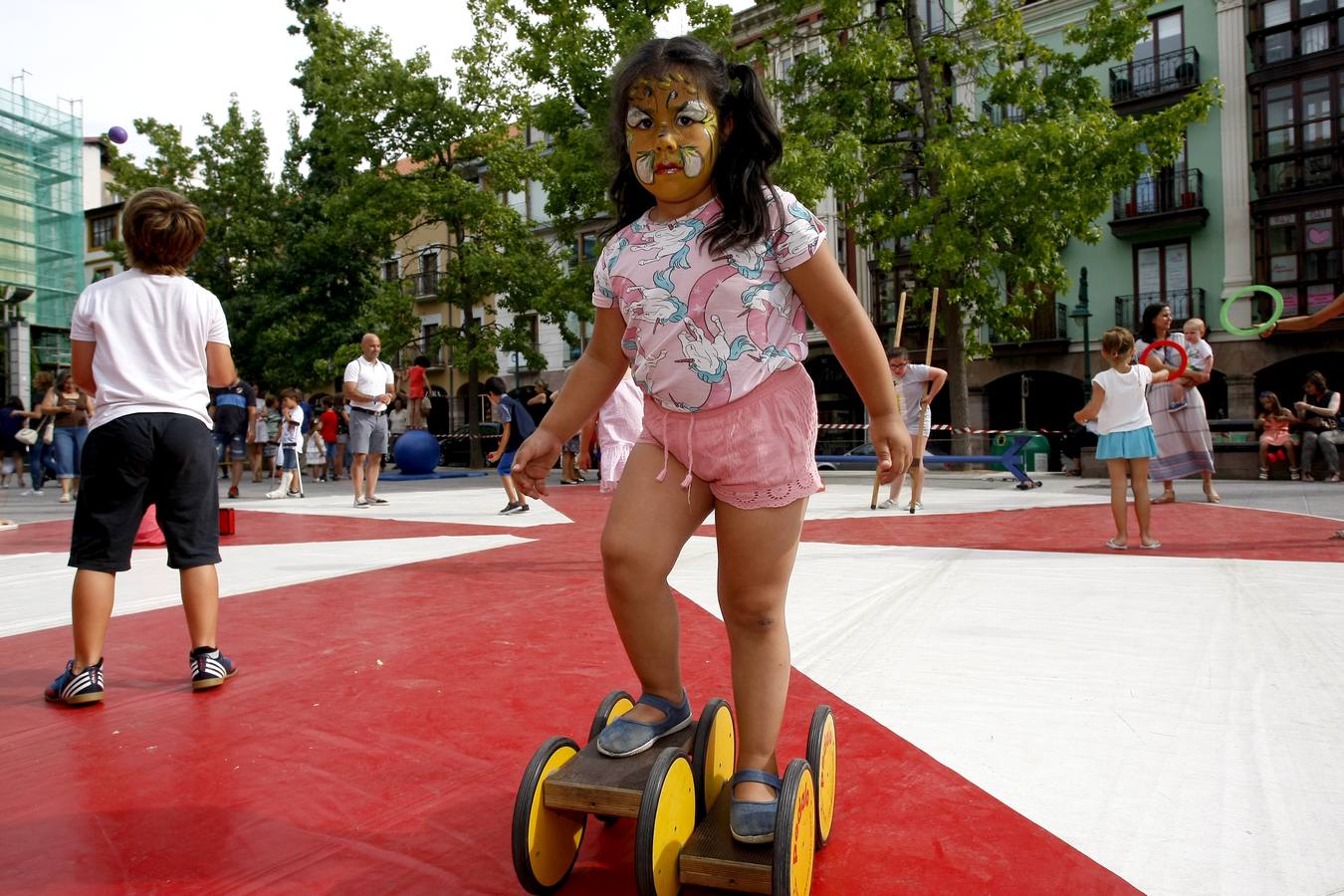 Fotos: Un circo al aire libre en la Plaza Mayor de Torrelavega