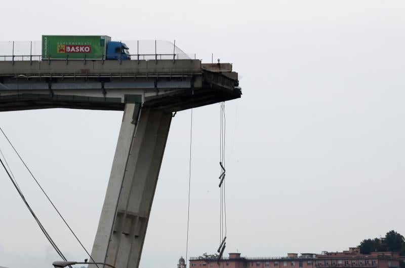 Numeros vehículos se han precipitado al vacío tras el derrumbe de la infraestructura