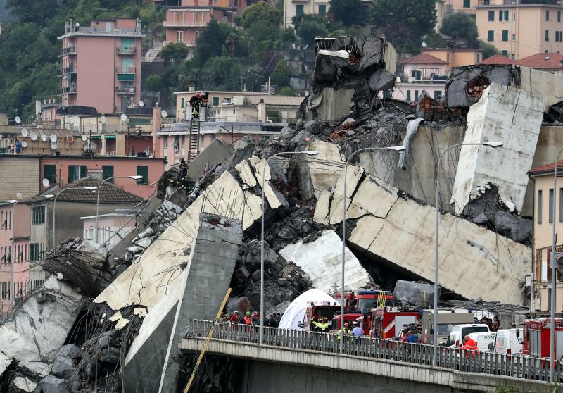 Numeros vehículos se han precipitado al vacío tras el derrumbe de la infraestructura