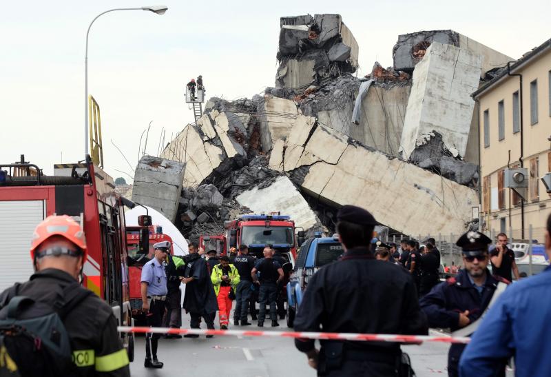 Numeros vehículos se han precipitado al vacío tras el derrumbe de la infraestructura