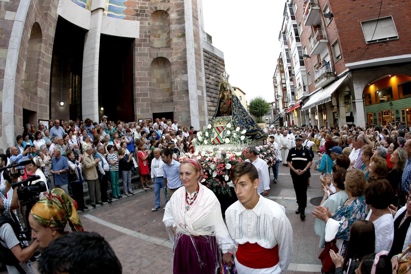 Fotos: Procesión de la Virgen Grande por Torrelavega