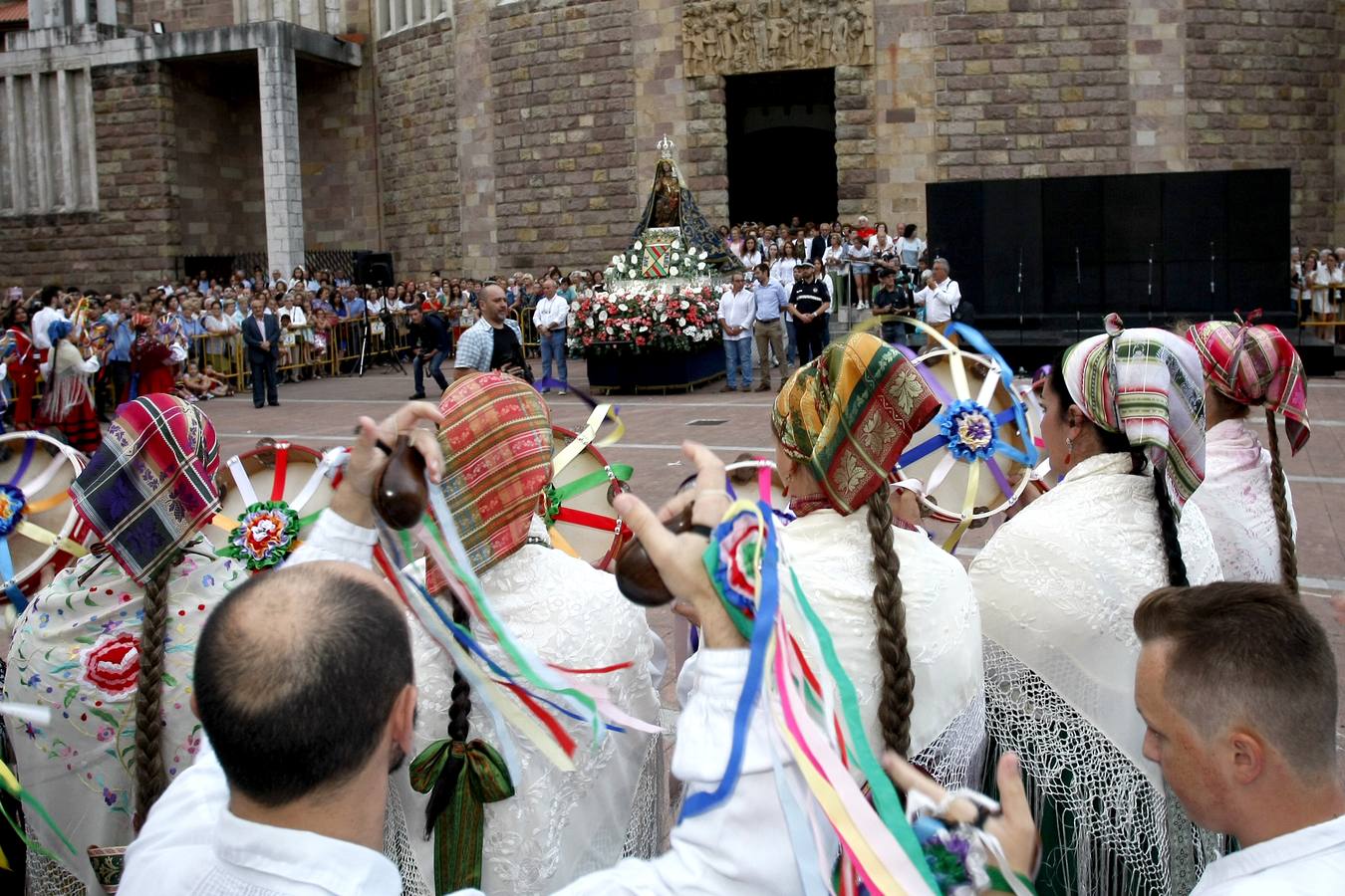 Fotos: Procesión de la Virgen Grande por Torrelavega