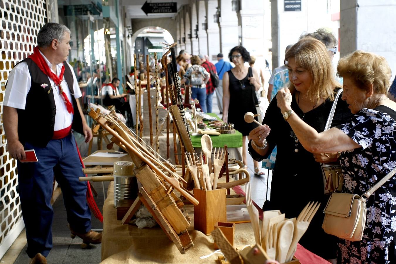 Fotos: Feria de artesanos en Torrelavega