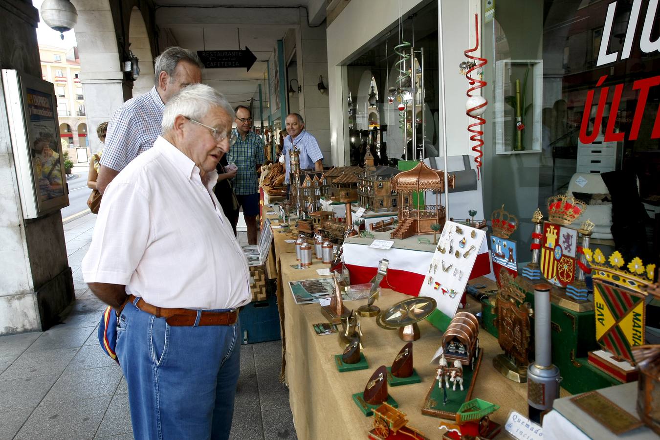 Fotos: Feria de artesanos en Torrelavega