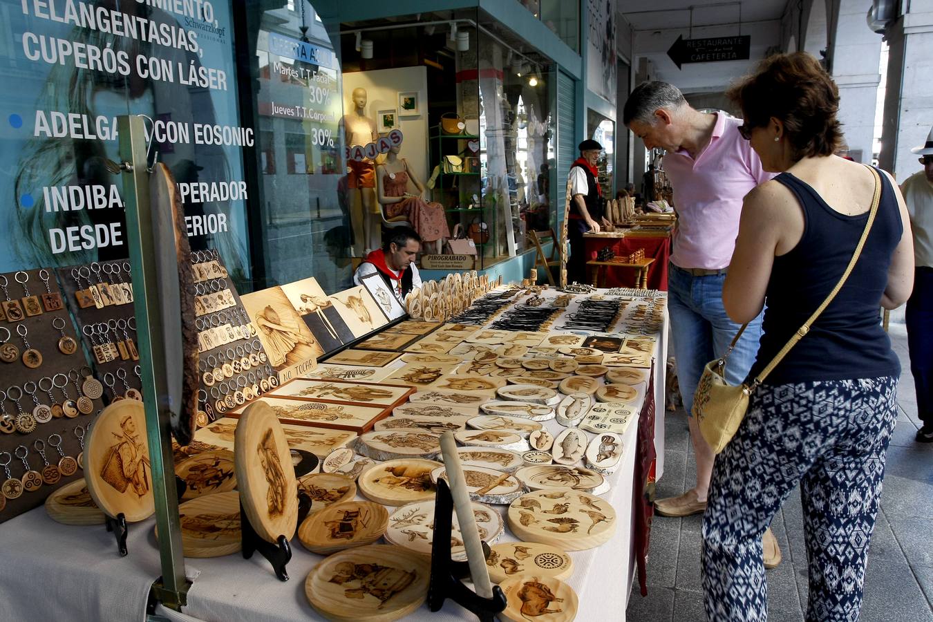 Fotos: Feria de artesanos en Torrelavega