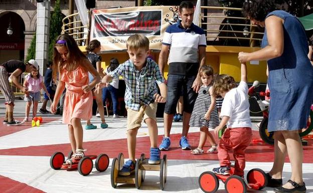 Los pequeños prueban los patines con los que la compañía Malabaracirco pone a prueba sus reflejos. 