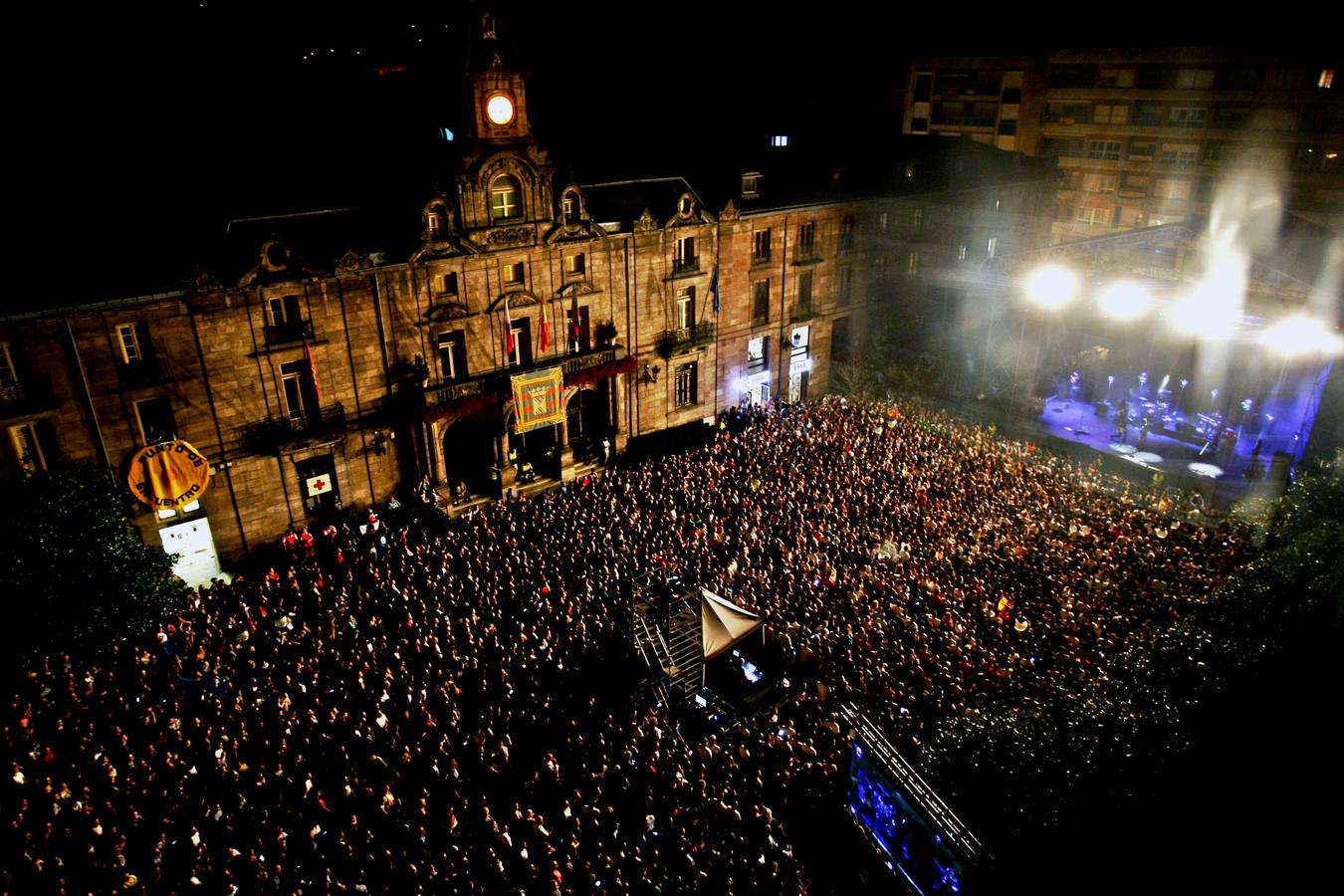 Fotos: Rulo y su Contrabanda hacen latir el corazón de Torrelavega