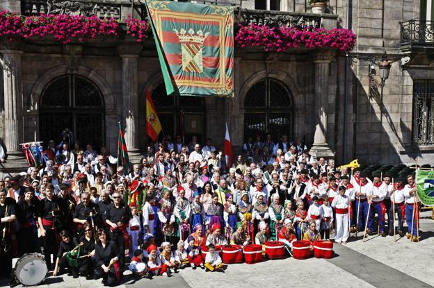 Concentración. Todos los participantes en el Día del Folclore se reunieron a mediodía en el Bulevar Demetrio Herrero. 