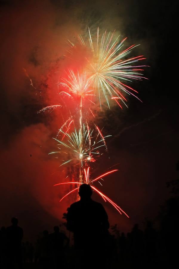 Fotos: Los fuegos iluminan la noche festiva de Torrelavega