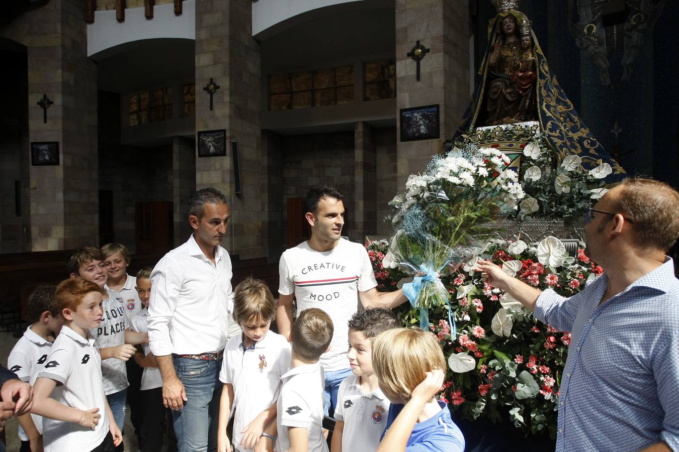 Fotos: Ofrenda floral de la Gimnástica a la Virgen Grande
