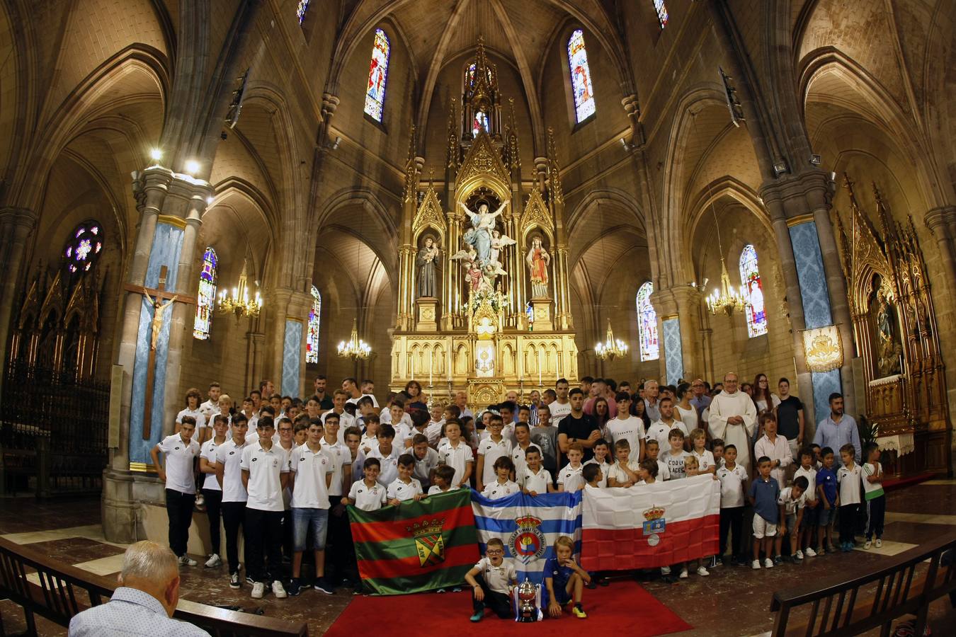 Fotos: Ofrenda floral de la Gimnástica a la Virgen Grande