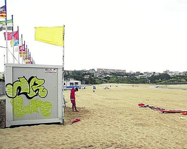 A petición del Ayuntamiento, se volvió a colocar la bandera amarilla tras la protesta.