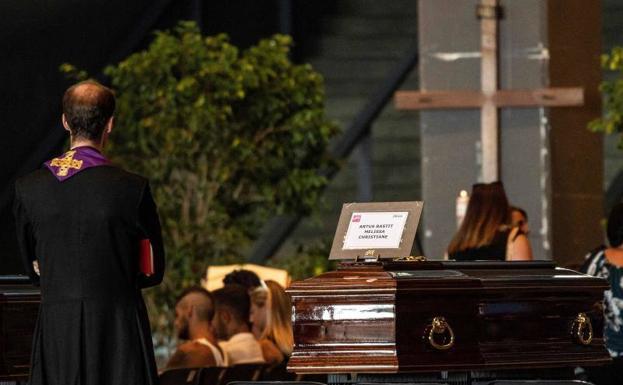 Un funeral celebrado para varias víctimas del accidente en Génova. 