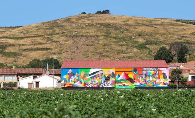 El colorido de las formas geométricas de la obra destaca en el paisaje rural de Ruerrero. :: 