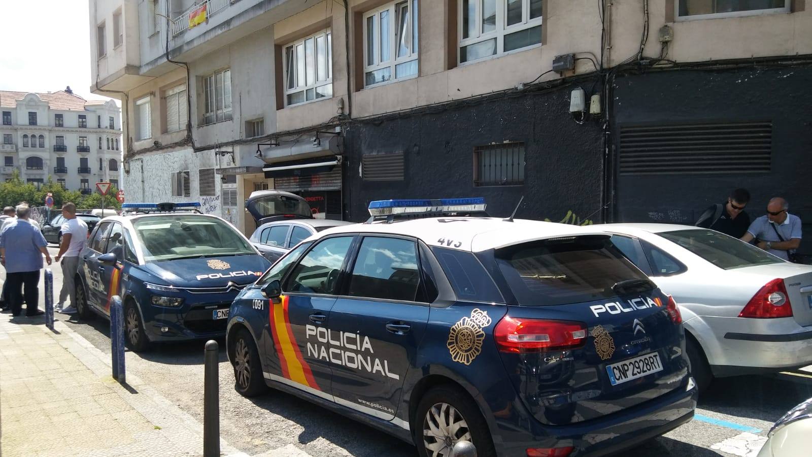 La Policía Nacional investiga los hechos ocurridos a las 09.30 horas en la calle Barcelona | La víctima fue trasladada en estado muy grave a los quirófanos de Valdecilla