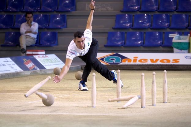 Víctor González birla una bola en la fase de clasificación del Regional de Primera Categoría. 