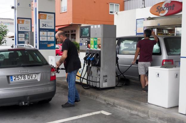 Un conductor reposta su vehículo en una estación de servicio, ayer en Santander. 