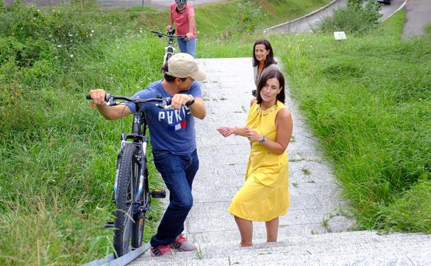 Una canaleta ayudará a subir las bicis en las zonas de escaleras de Las Llamas