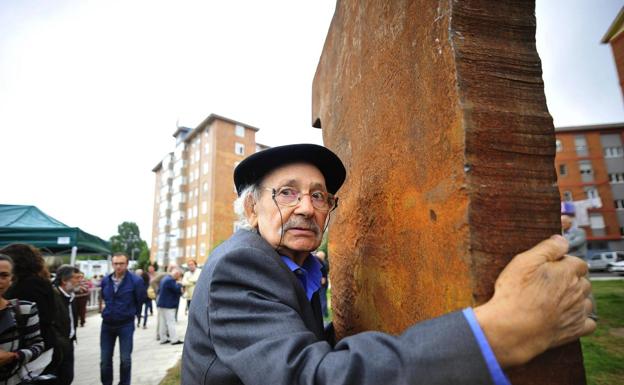 Arriba el artista en Reinosa, en 2014, junto a una de sus obras ubicadas en la localidad