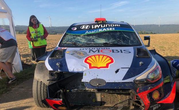 Asi quedó el coche del piloto cántabro tras la salida de carretera.