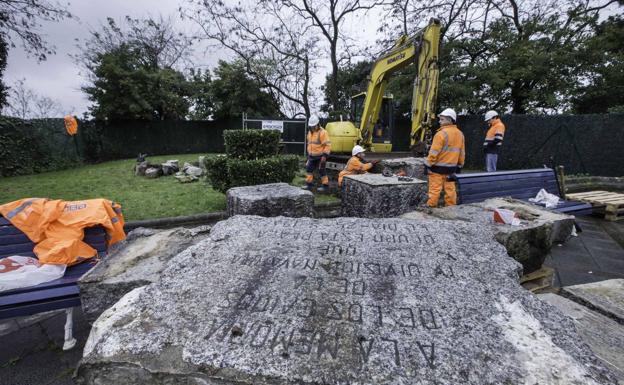 Operarios retiran el año pasado el monumento franquista instalado en el paseo de Reina Victoria de Santander.