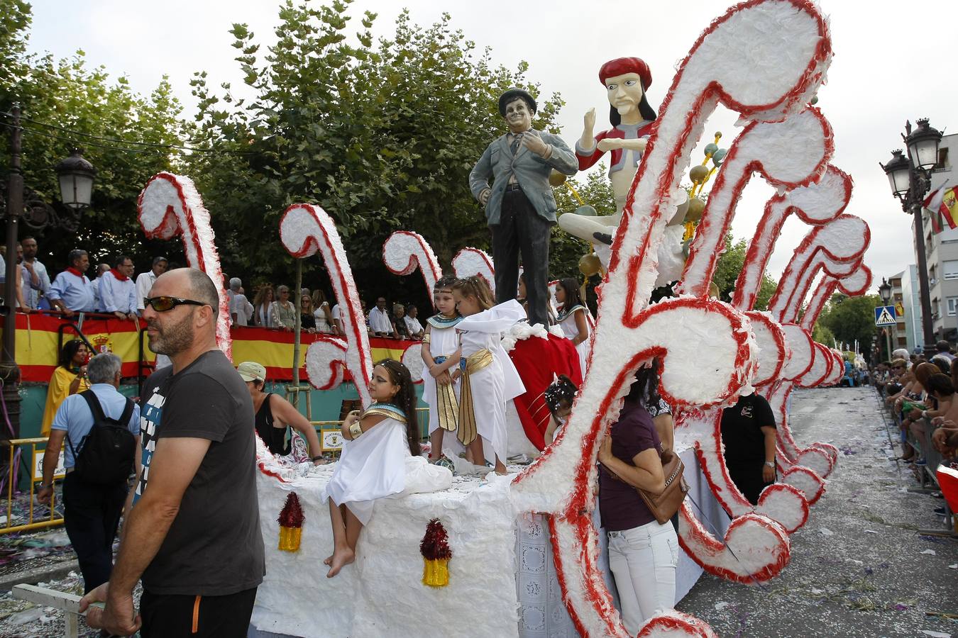 'El hombre de la Mancha' y 'Esculturas Móviles', ganadores en la Gala Foral de Torrelavega