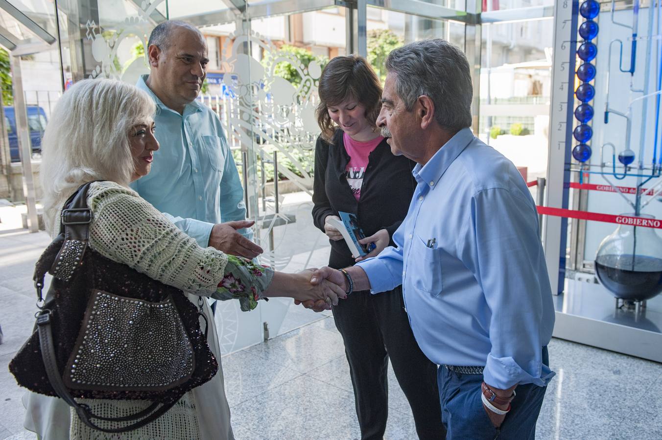 Largas colas ara fotografiarse con el presidente regional, en su jornada de puertas abiertas