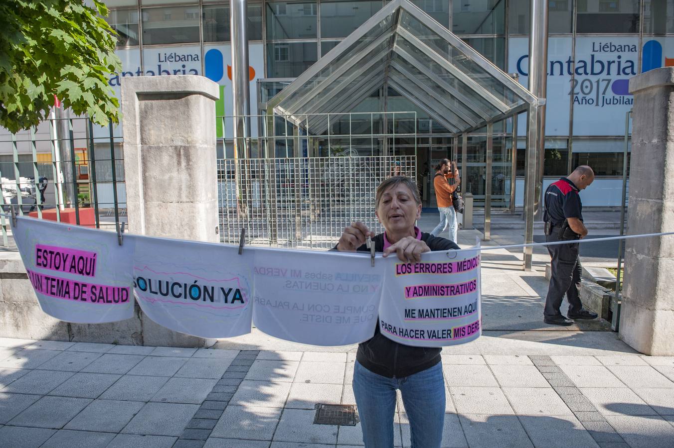 Largas colas ara fotografiarse con el presidente regional, en su jornada de puertas abiertas