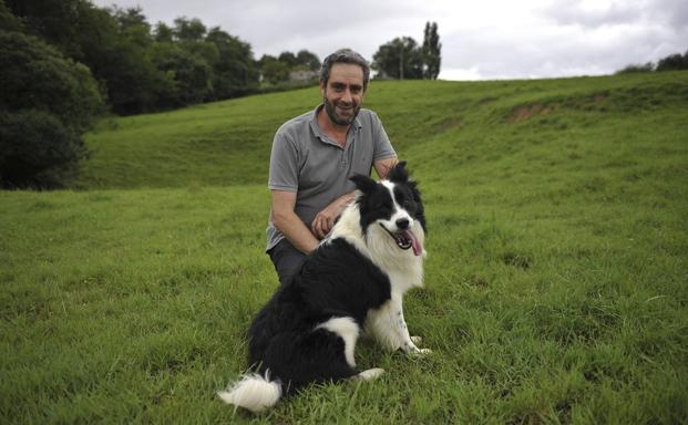 Juan José posa con su perro, de raza Border Collie, en el jardín de su casa. 