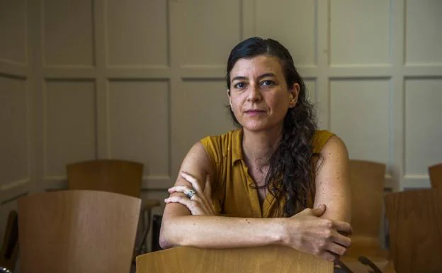 Samanta Schweblin posa en el aula de La Magdalena donde imparte su taller literario.