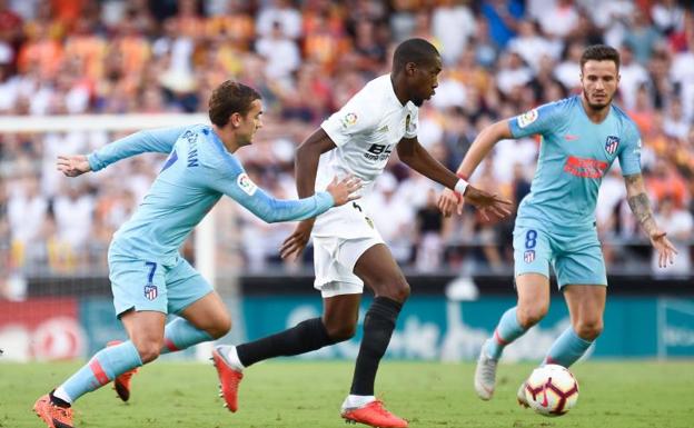 Kondogbia conduce la pelota ante Griezmann y Saúl. 