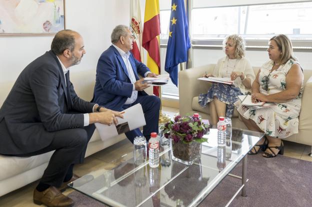 Roberto García, Pablo Gómez, Eva Díaz Tezanos y Marta Domingo, durante la reunión.