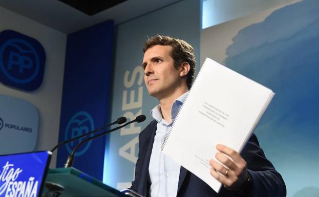 Casado muestra toda la documentación de su máster. 