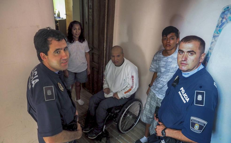 Rubén Pumarejo (a la izquierda) y Raúl Roncal (derecha), junto a la familia a la que ayudaron a salir del edificio. Detrás, Marlene Beltrán, Jaime Tintaya y su hijo Cristian. 