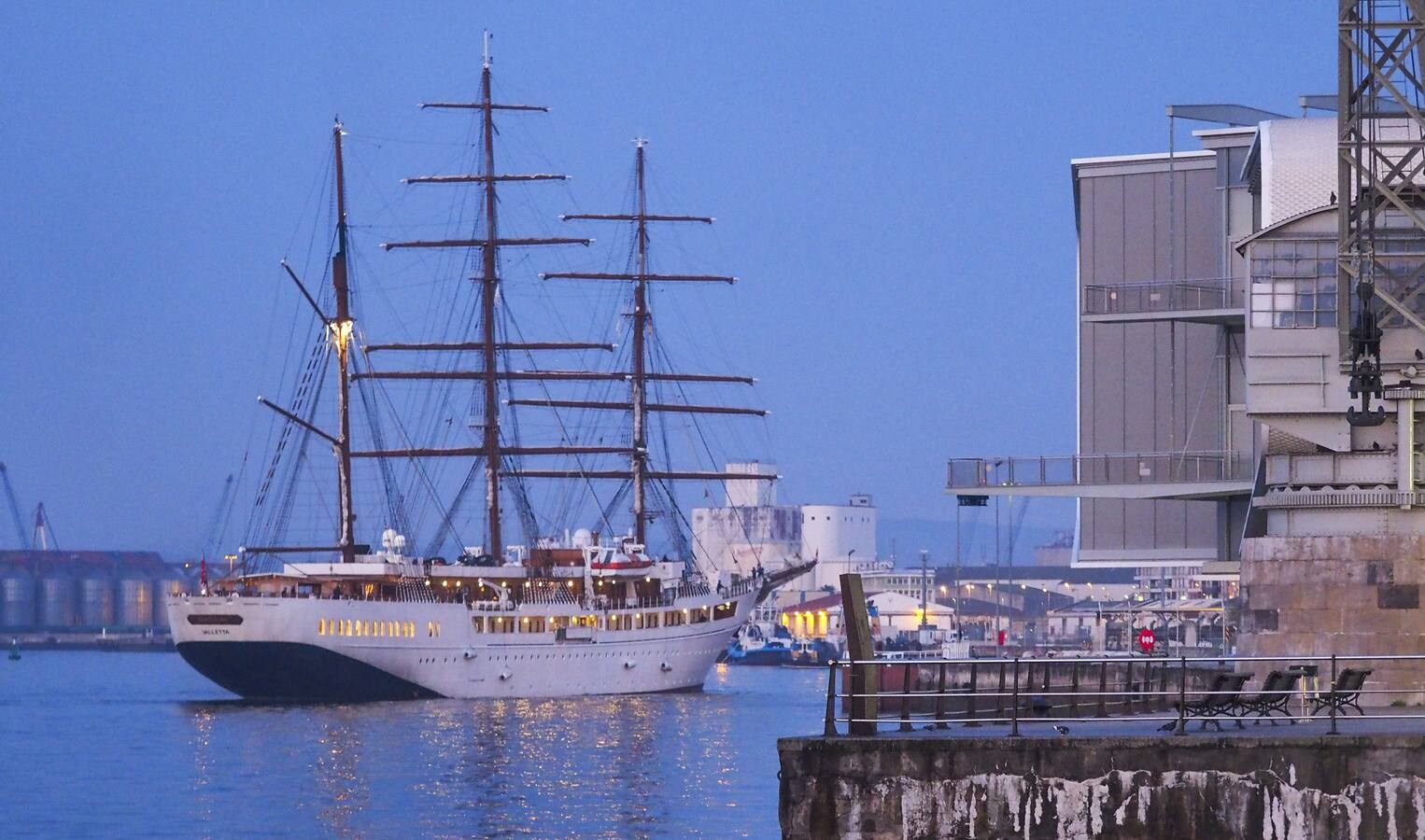 El buque ha entrado en el puerto a las siete menos diez de la mañana