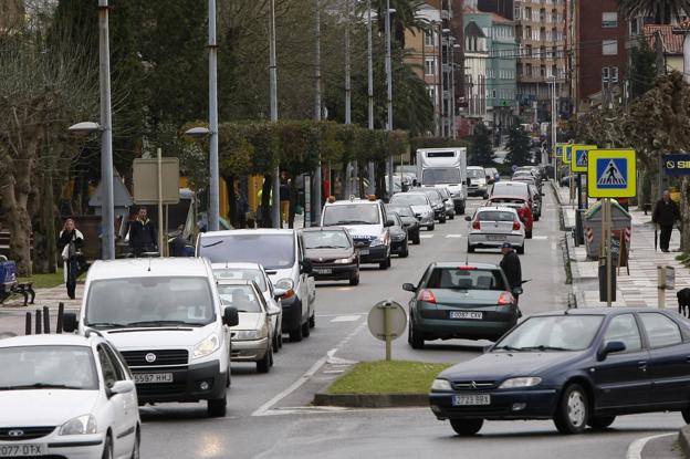 Los corredores entrarán al centro de la ciudad por Julio Hauzeur, la calle que más intensidad de tráfico registra en Torrelavega. 