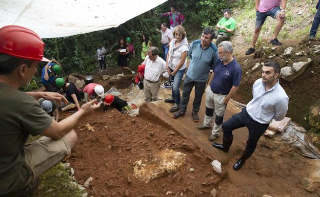 Un momento de la visita de Mañanes a La Garma