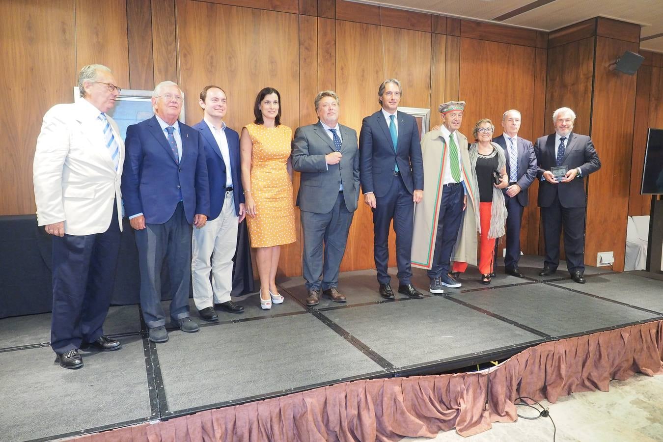 Íñigo de la Serna y Fernando Jáuregui recibieron anoche los premios 'Emboque de Oro' de la Casa de Cantabria en Madrid, en una gala celebrada en el Hotel Santemar