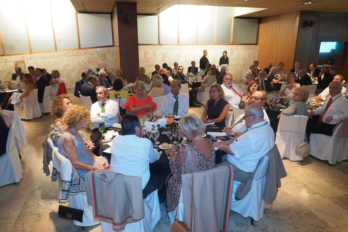 Íñigo de la Serna y Fernando Jáuregui recibieron anoche los premios 'Emboque de Oro' de la Casa de Cantabria en Madrid, en una gala celebrada en el Hotel Santemar