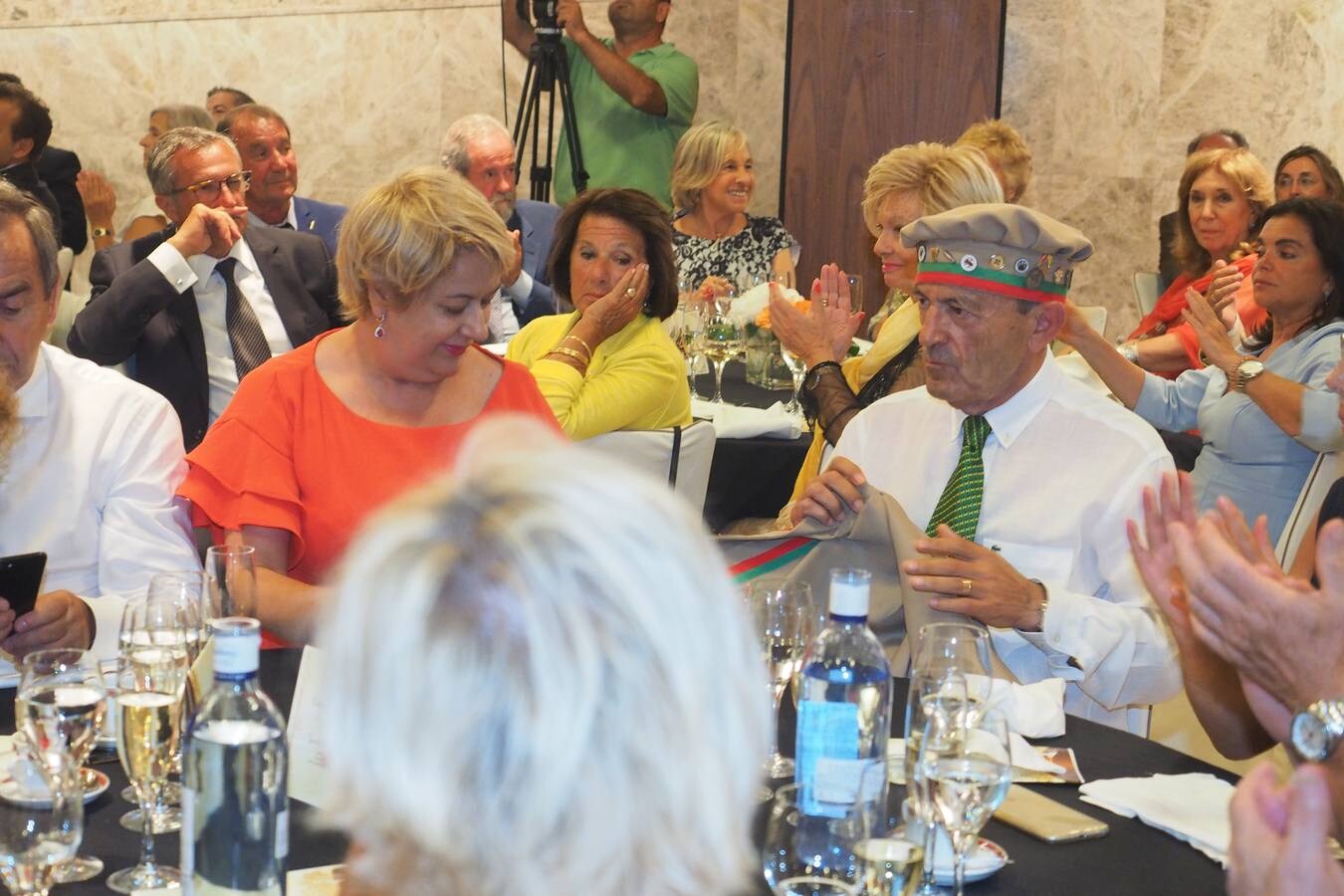 Íñigo de la Serna y Fernando Jáuregui recibieron anoche los premios 'Emboque de Oro' de la Casa de Cantabria en Madrid, en una gala celebrada en el Hotel Santemar