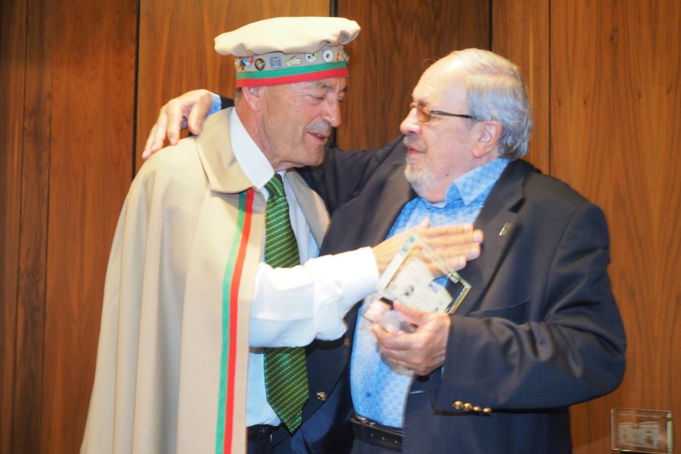 Íñigo de la Serna y Fernando Jáuregui recibieron anoche los premios 'Emboque de Oro' de la Casa de Cantabria en Madrid, en una gala celebrada en el Hotel Santemar