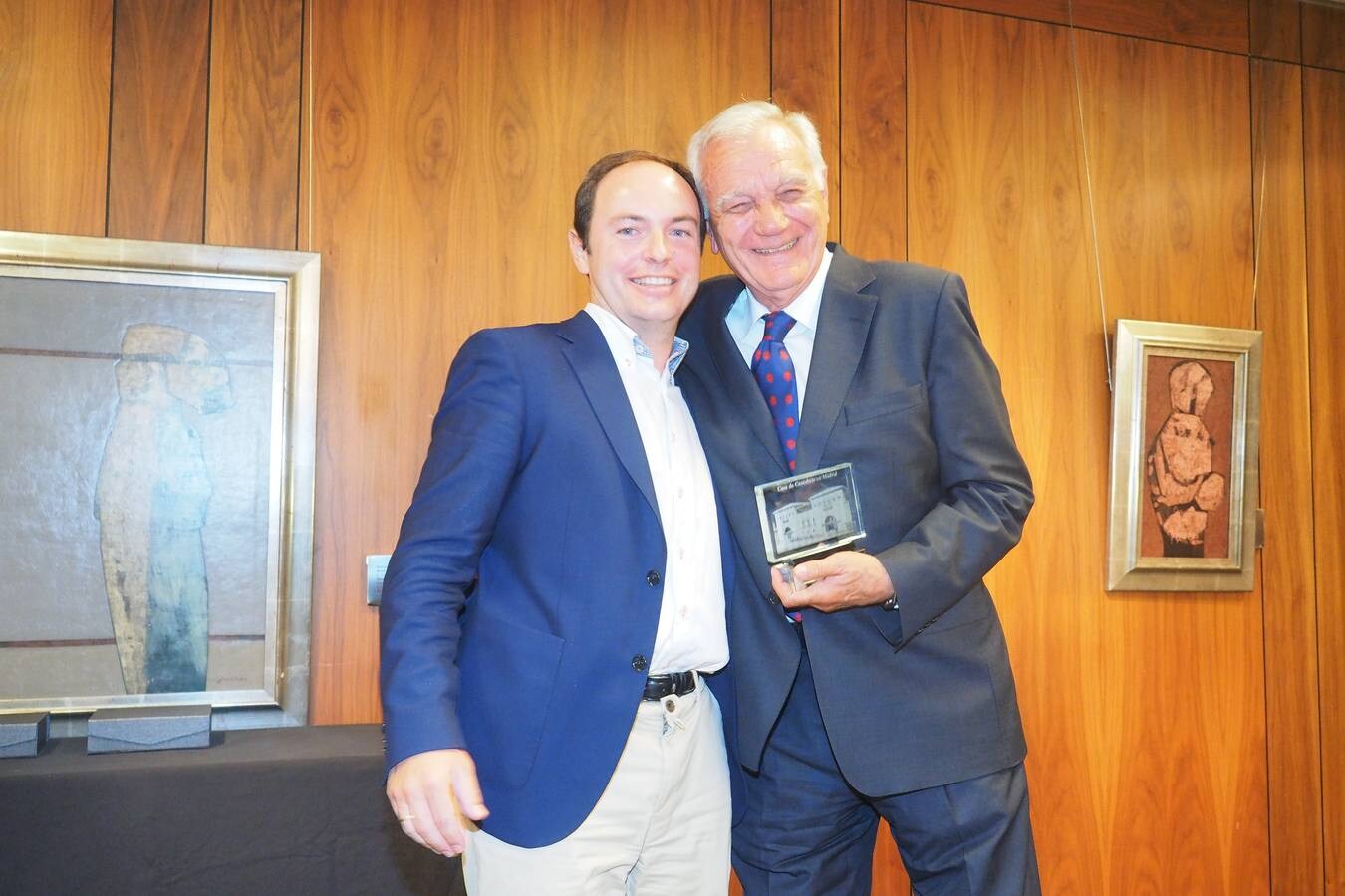 Íñigo de la Serna y Fernando Jáuregui recibieron anoche los premios 'Emboque de Oro' de la Casa de Cantabria en Madrid, en una gala celebrada en el Hotel Santemar