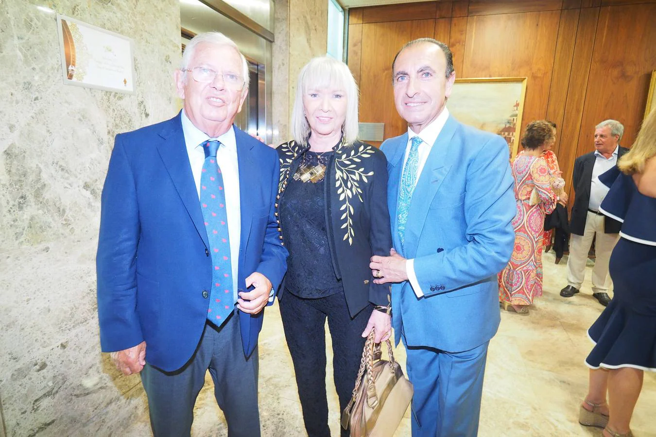 Íñigo de la Serna y Fernando Jáuregui recibieron anoche los premios 'Emboque de Oro' de la Casa de Cantabria en Madrid, en una gala celebrada en el Hotel Santemar