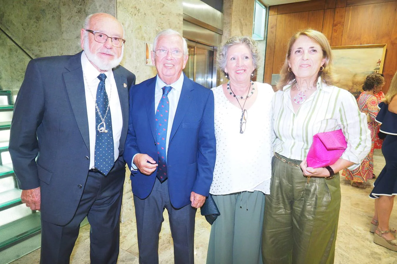 Íñigo de la Serna y Fernando Jáuregui recibieron anoche los premios 'Emboque de Oro' de la Casa de Cantabria en Madrid, en una gala celebrada en el Hotel Santemar