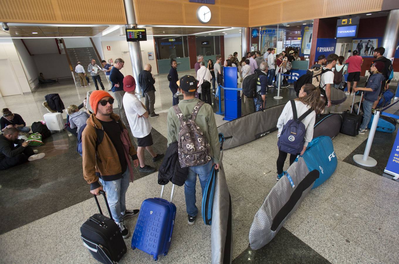 Viajeros de Ryanair, en el aeropuerto Seve Ballesteros.