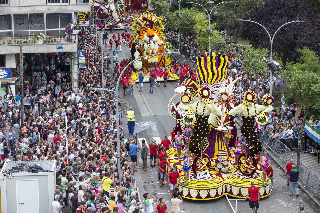 Fotos: La carroza &#039;Evolución&#039;, del conjunto Agrupa-2, gana la Batalla de Flores de Laredo