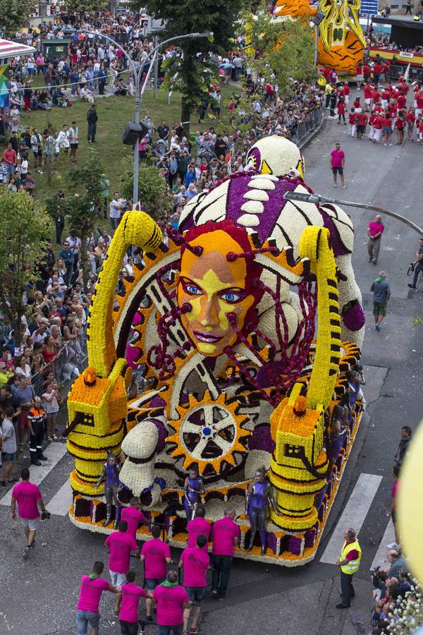 Fotos: La carroza &#039;Evolución&#039;, del conjunto Agrupa-2, gana la Batalla de Flores de Laredo