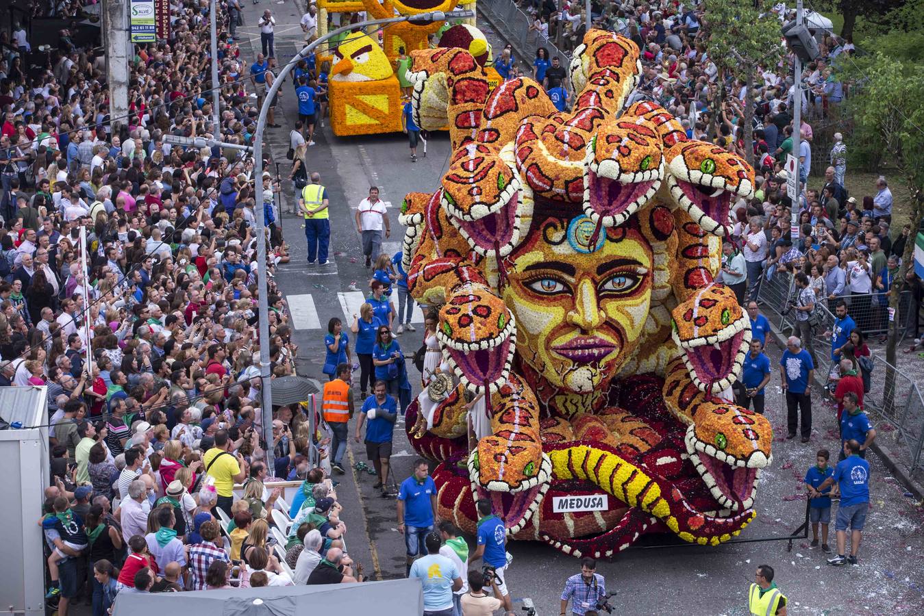 Fotos: La carroza &#039;Evolución&#039;, del conjunto Agrupa-2, gana la Batalla de Flores de Laredo