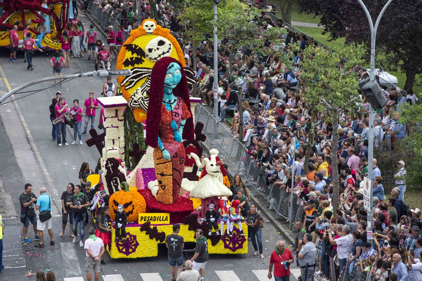 Fotos: La carroza &#039;Evolución&#039;, del conjunto Agrupa-2, gana la Batalla de Flores de Laredo