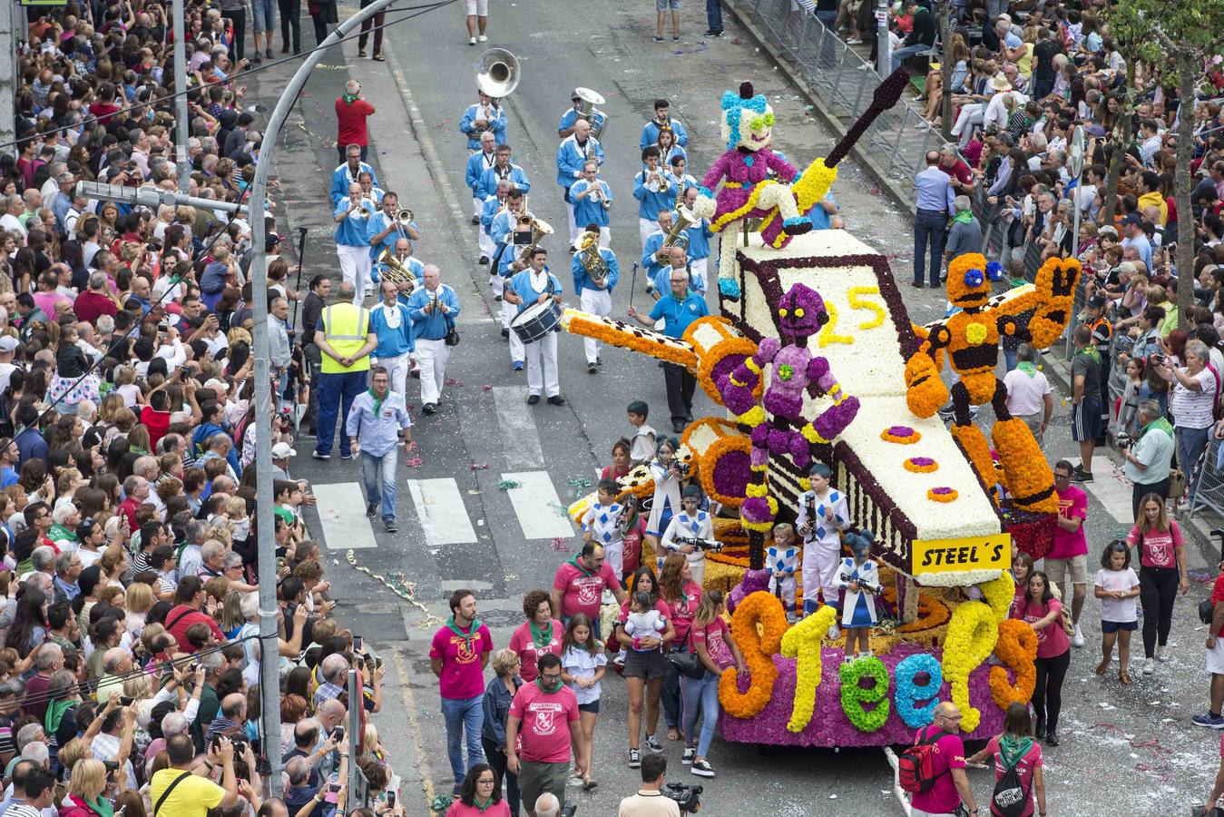 Fotos: La carroza &#039;Evolución&#039;, del conjunto Agrupa-2, gana la Batalla de Flores de Laredo